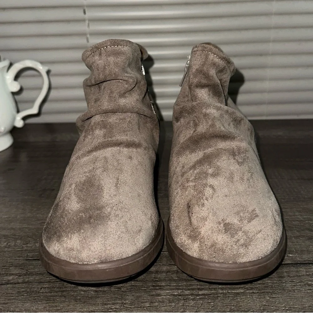 EuroSoft by‎ Sofft Jora Wedge Ankle Faux Suede Bootie Size 7.5 *FLAWS*